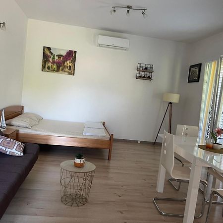 Apartman Iskra Bijela Eksteriør billede