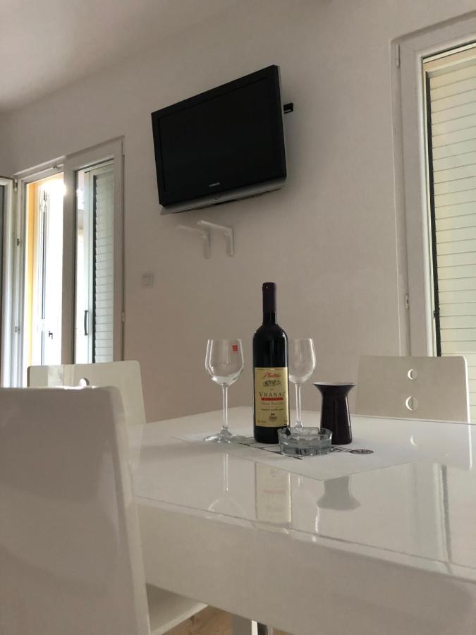 Apartman Iskra Bijela Eksteriør billede