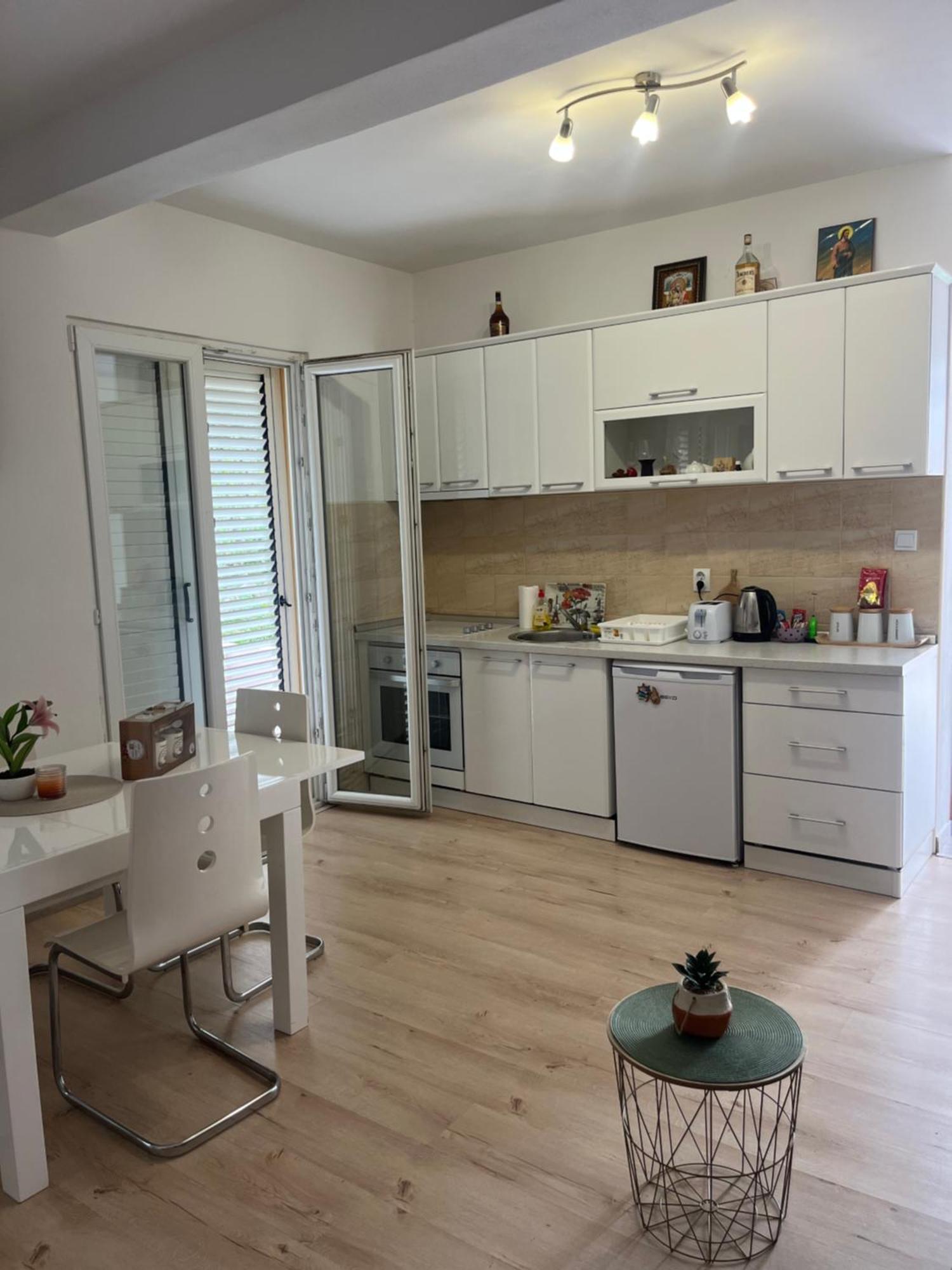 Apartman Iskra Bijela Eksteriør billede