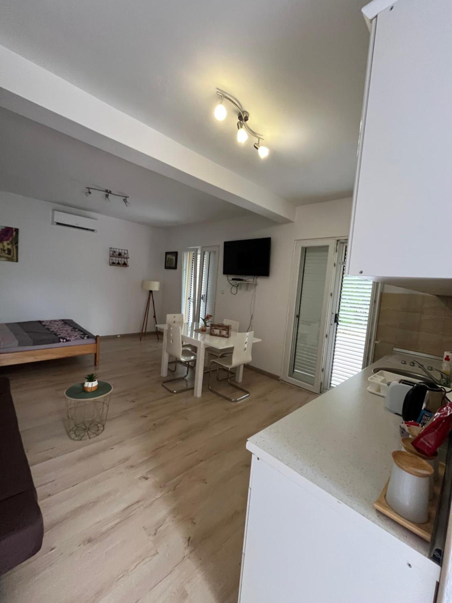 Apartman Iskra Bijela Eksteriør billede